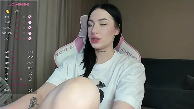 JenniferQueen11 online show from January 19, 2025, 9:22 am