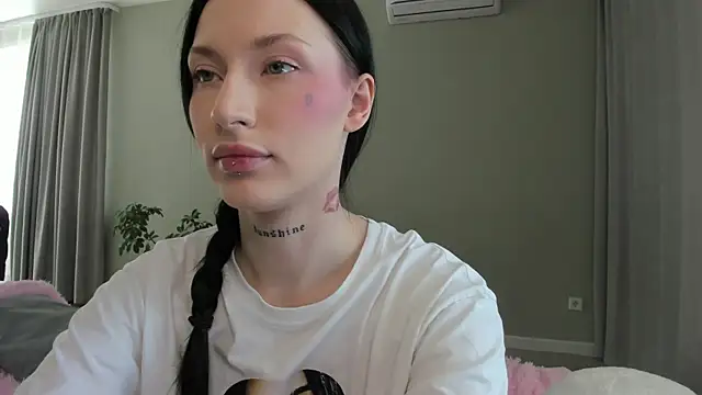 JenniferQueen11 online show from September 20, 2025, 6:25 am