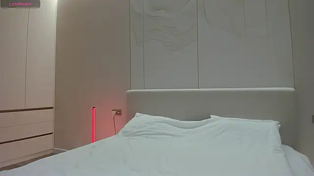 JenniferQueen11 online show from November 26, 2025, 11:00 am