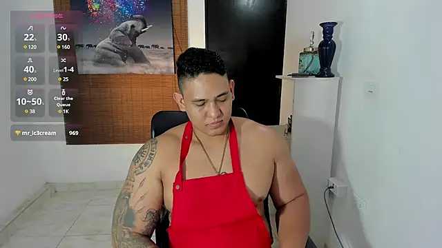 Snapshot of Colton_Massif chatting on March 12, 2025, 6:18 am Colton Massif online show from March 12, 2025, 6:18 am