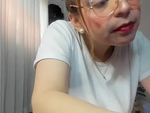 lorenitabella online show from October 17, 2025, 7:38 pm