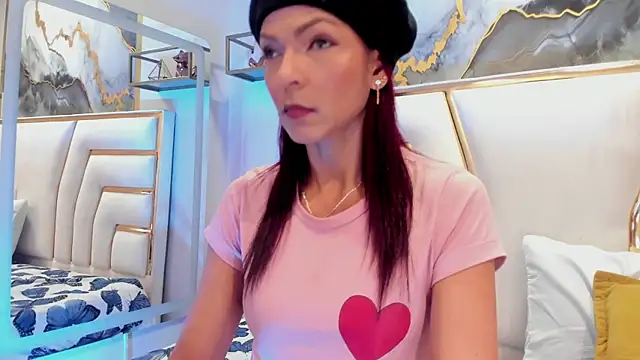 HannaPetit online show from November 4, 2025, 7:02 pm