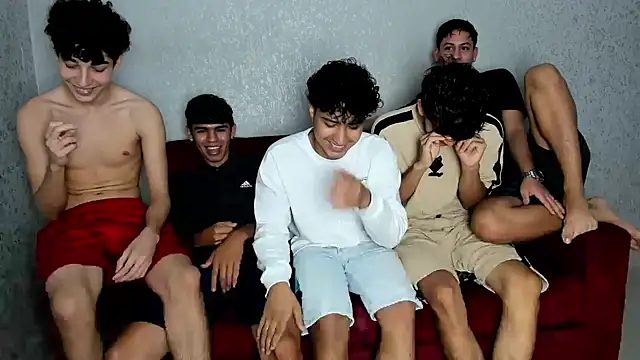 Snapshot of pelusos_mens chatting on February 3, 2025, 8:24 pm pelusos mens online show from February 3, 2025, 8:24 pm