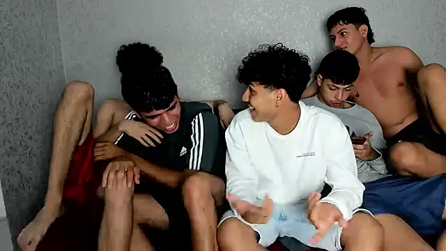 Snapshot of pelusos_mens chatting on February 4, 2025, 3:33 am pelusos mens online show from February 4, 2025, 3:33 am