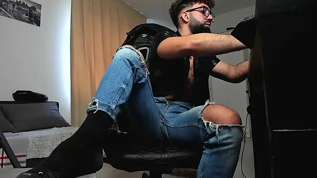 liamaesthetic online show from February 9, 2026, 7:34 am