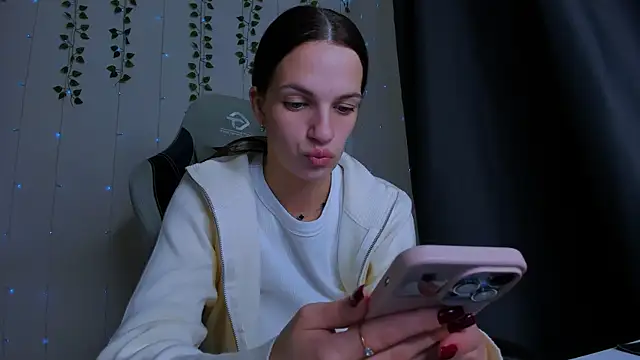 KarlaSim online show from October 17, 2025, 2:41 pm