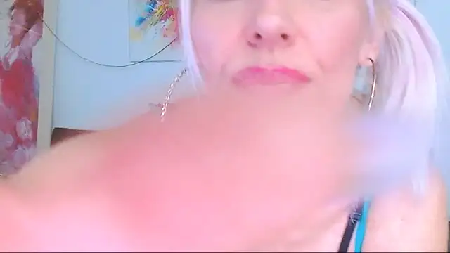 HoneyLara online show from March 9, 2025, 8:18 am