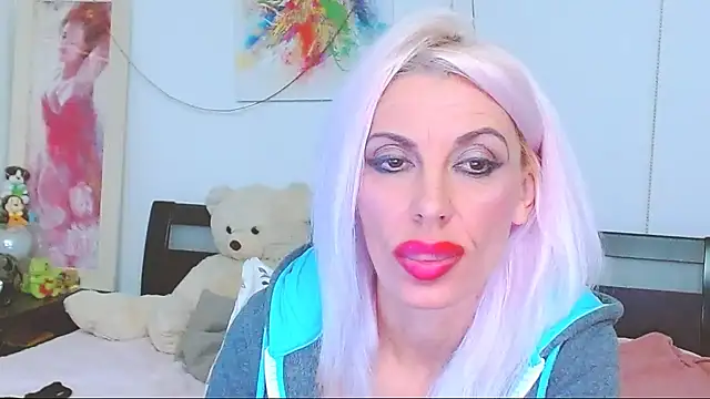 HoneyLara online show from October 3, 2025, 7:55 pm