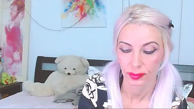 HoneyLara online show from October 5, 2025, 8:40 pm