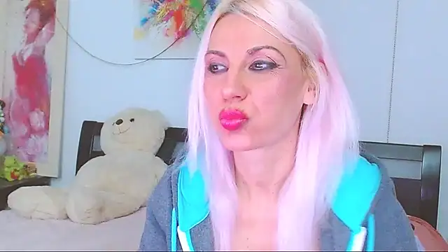 HoneyLara online show from November 28, 2025, 8:11 pm