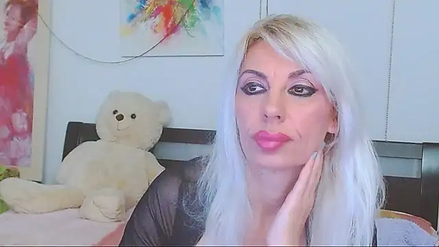 HoneyLara online show from April 11, 2026, 9:30 pm