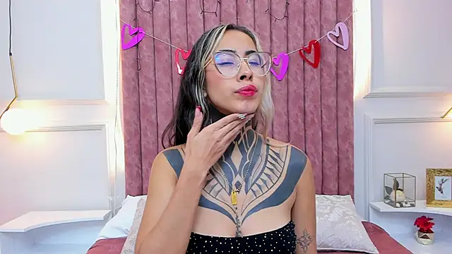 Snapshot of NicoleBlum chatting on February 12, 2025, 2:43 pm NicoleBlum online show from February 12, 2025, 2:43 pm