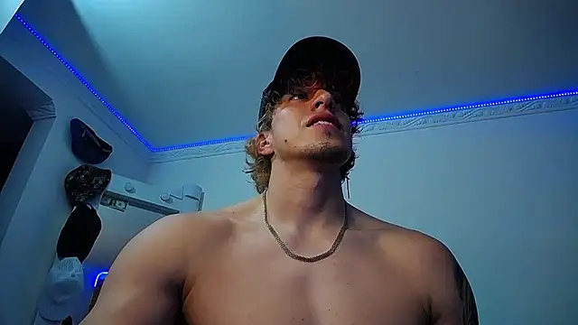 Snapshot of strongboy_ chatting on March 14, 2025, 5:05 am strongboy online show from March 14, 2025, 5:05 am