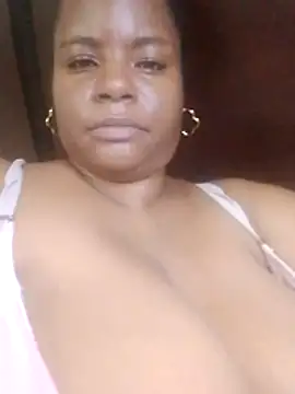 Snapshot of bigtitssxx chatting on May 22, 2026, 12:29 am bigtitssxx online show from May 22, 2026, 12:29 am