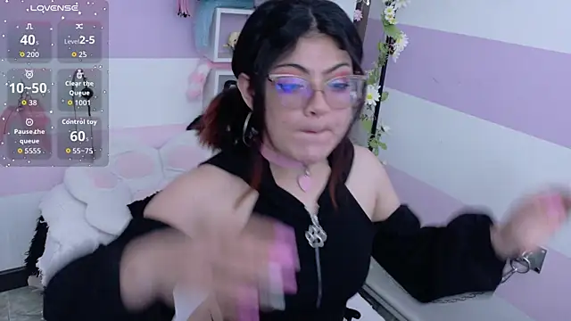 Catwhite  online show from April 10, 2026, 4:44 pm