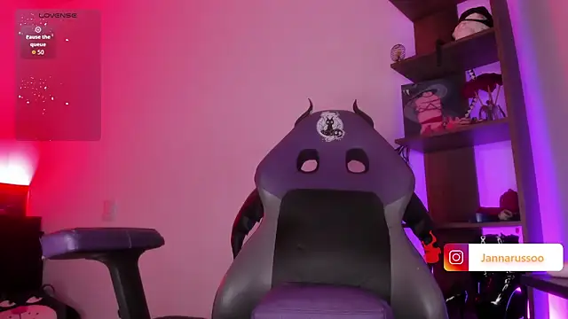 EmmaRusso online show from April 19, 2026, 10:47 am