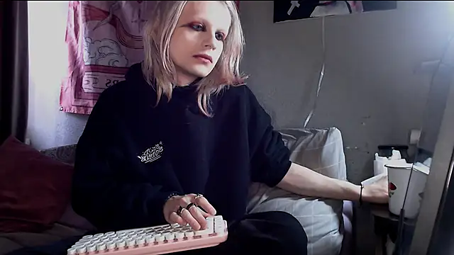 Alien Bella online show from March 20, 2026, 8:41 am