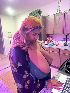 BigFineSelena online show from December 23, 2025, 12:41 am