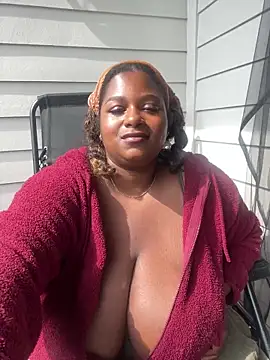 BigFineSelena online show from May 18, 2026, 3:07 pm