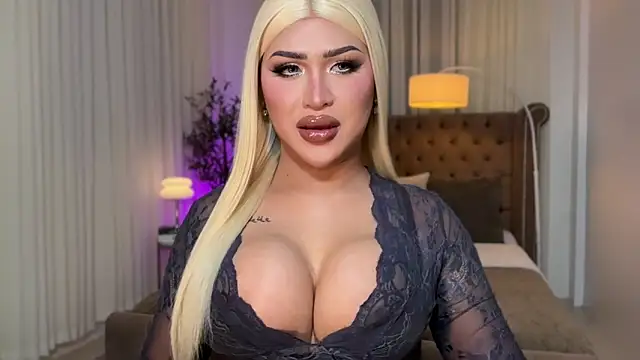 Snapshot of Your_Majesty_Tyra chatting on October 19, 2025, 4:02 am Your Majesty Tyra online show from October 19, 2025, 4:02 am