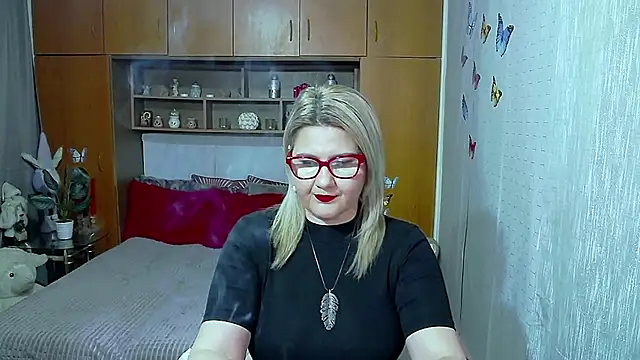 LucilleFenlys online show from April 5, 2026, 7:00 pm