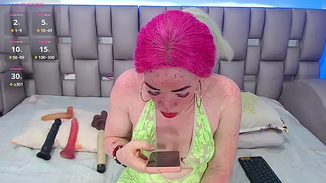 Kittywhiteass online show from November 28, 2025, 3:42 am