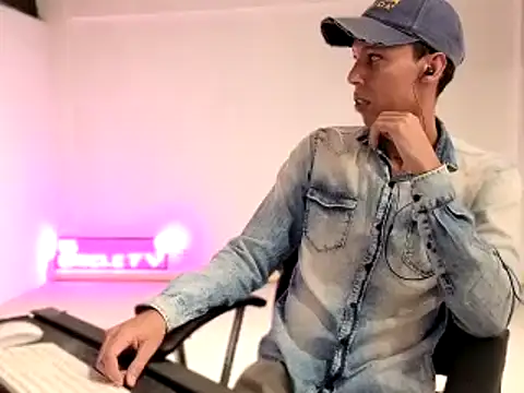 Snapshot of EL-CHICLE-TV chatting on September 13, 2025, 9:20 am EL-CHICLE-TV online show from September 13, 2025, 9:20 am