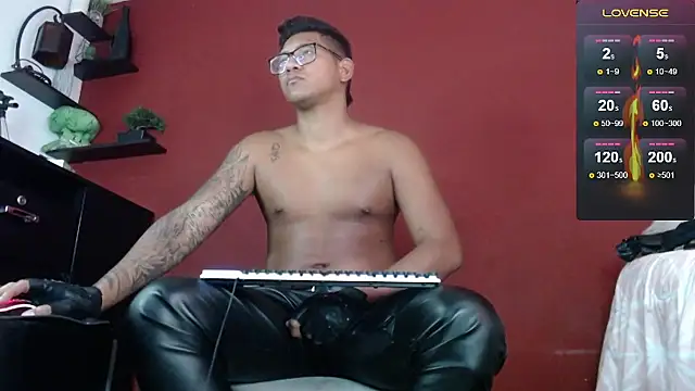 Snapshot of TomLover_12 chatting on February 4, 2025, 4:18 pm TomLover 12 online show from February 4, 2025, 4:18 pm