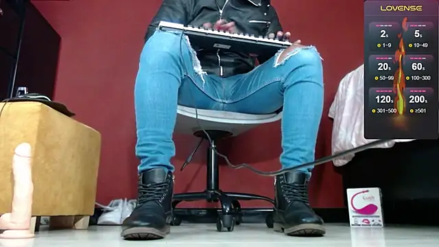 Snapshot of TomLover_12 chatting on February 10, 2025, 11:57 am TomLover 12 online show from February 10, 2025, 11:57 am