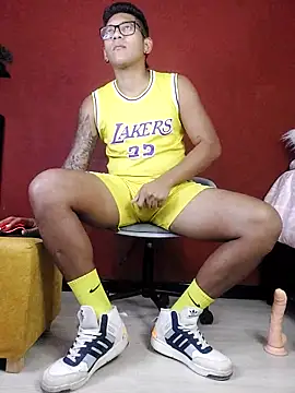 Snapshot of TomLover_12 chatting on February 19, 2025, 9:36 pm TomLover 12 online show from February 19, 2025, 9:36 pm