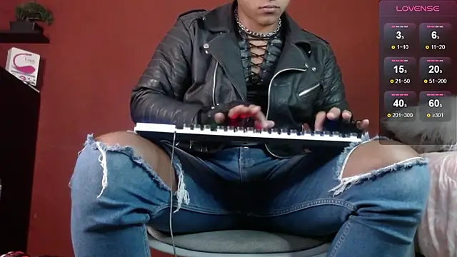 Snapshot of TomLover_12 chatting on March 17, 2025, 12:04 pm TomLover 12 online show from March 17, 2025, 12:04 pm