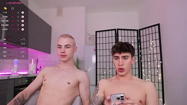 Snapshot of Evan__White_ chatting on December 1, 2024, 5:35 pm Evan  White  online show from December 1, 2024, 5:35 pm