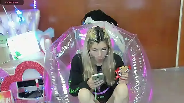 Skinygirl online show from February 13, 2026, 9:11 pm