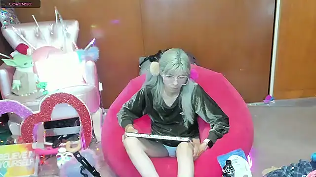 Skinygirl online show from May 16, 2026, 1:13 am