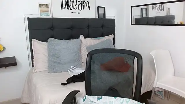 vaness weet online show from September 27, 2025, 8:36 pm