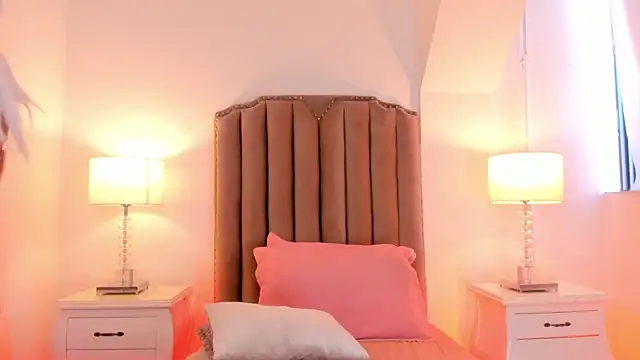 Emma Torres   online show from January 18, 2025, 3:27 pm