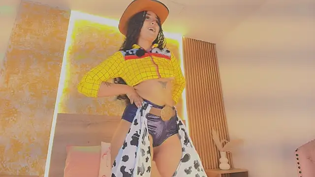 Emma Torres   online show from September 21, 2025, 11:23 am