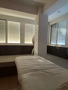 EmaSalis online show from February 19, 2026, 7:48 am