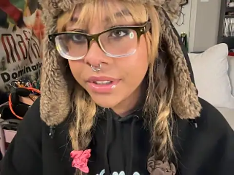 Snapshot of N1NT3NDH03 chatting on December 15, 2025, 2:21 pm N1NT3NDH03 online show from December 15, 2025, 2:21 pm