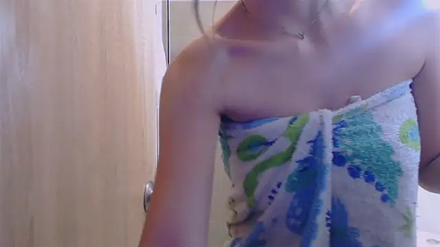 Snapshot of _elenna chatting on February 2, 2025, 11:42 pm elenna online show from February 2, 2025, 11:42 pm