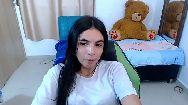 Snapshot of _elenna chatting on March 14, 2025, 11:32 pm elenna online show from March 14, 2025, 11:32 pm
