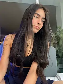 Snapshot of DaphneUwu chatting on June 18, 2026, 1:50 am DaphneUwu online show from June 18, 2026, 1:50 am