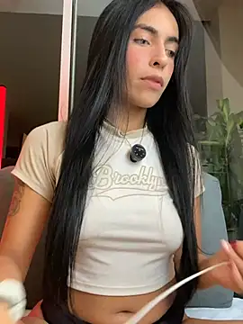 Snapshot of DaphneUwu chatting on July 28, 2026, 2:18 am DaphneUwu online show from July 28, 2026, 2:18 am