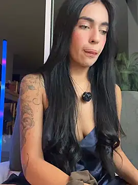 Snapshot of DaphneUwu chatting on August 1, 2026, 2:22 am DaphneUwu online show from August 1, 2026, 2:22 am