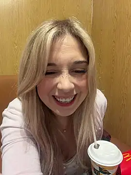 CherryAuroraa online show from April 5, 2026, 8:28 pm