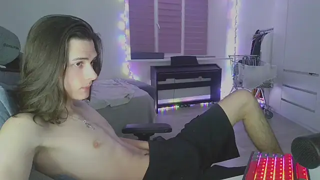 CandyChell online show from March 12, 2025, 3:29 pm
