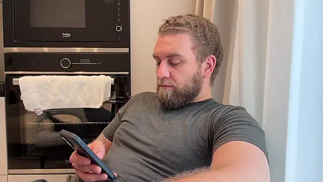 Bear bear  online show from April 8, 2026, 9:42 am