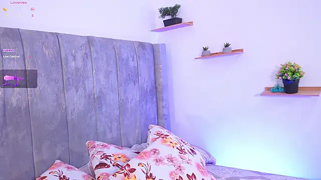 lara giraldo online show from September 18, 2025, 12:51 pm