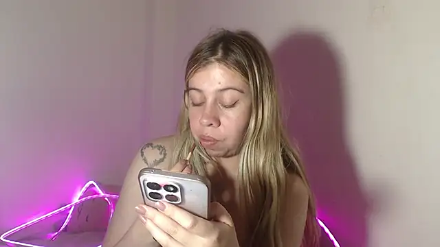 SweetSofty online show from November 27, 2025, 10:23 pm