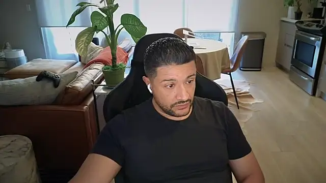 Snapshot of HungandThickLatin chatting on October 25, 2025, 12:29 am HungandThickLatin online show from October 25, 2025, 12:29 am